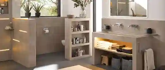 Badezimmer mit Waschtischlösung aus Schlüter-KERDI-BOARD-W und einer WC-Trennwand aus KERDI-BOARD.