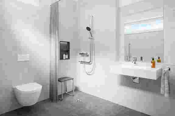 Toilettenbereich eines barrierereduzierten Bads mit genügen Bewegungsfläche für Menschen mit Einschränkung.