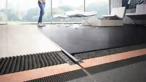 Querschnitt eines Fußbodenaufbaus mit Bewegungsfuge in einem Wohnraum