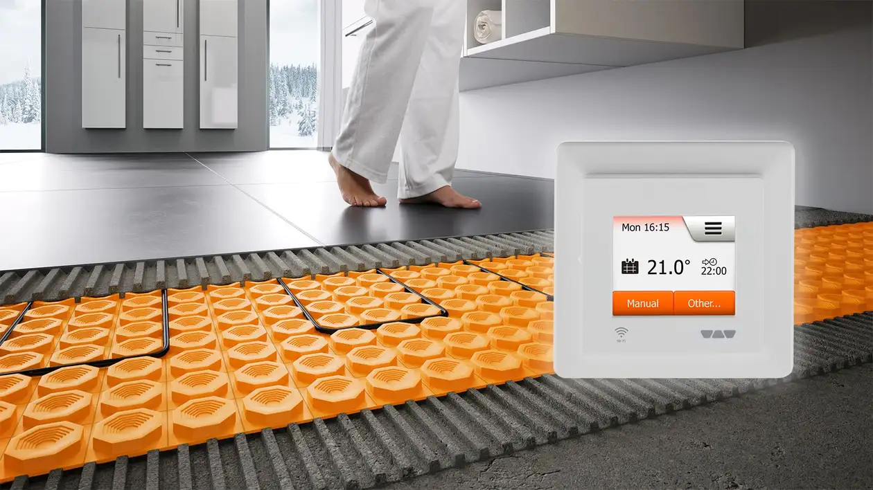 Fußboden in einem Bad mit orangener DITRA-HEAT-Entkopplungsmatte und Heizkabeln unter dem Fliesenboden