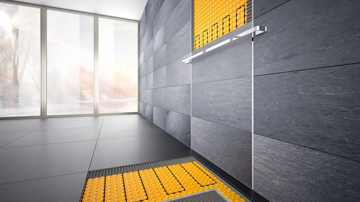 Gefliester Wohnraum mit elektrischer DITRA-HEAT-E Flächenheizung in Wand und Boden