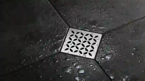 Edelstahl-Punktentwässerung in einer Dusche mit KERDI-DRAIN-STYLE