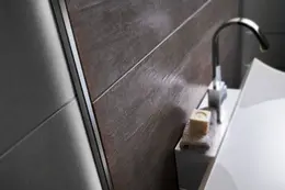 Schl&uuml;ter-LIPROTEC-WSQ Lichtprofil an einem Waschbecken