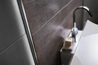 Schl&uuml;ter-LIPROTEC-WSQ Lichtprofil an einem Waschbecken