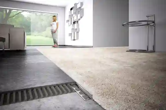 Fußbodenaufbau im Wohnzimmer mit einer Schlüter-SCHIENE als Kantenabschluss.