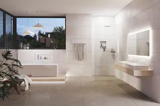 Hell gefliestes, modernes Bad  mit begehbarer Dusche, Doppelwaschtisch und einer Badewanne auf einem beleuchteten Sockel