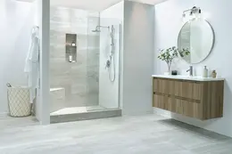 In grauem Marmor gefliestes Bad mit Dusche und Waschtisch