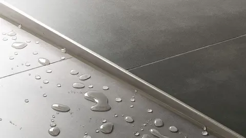 Detailansicht eines SHOWERPROFIL-Systems in einer bodenebenen Dusche.