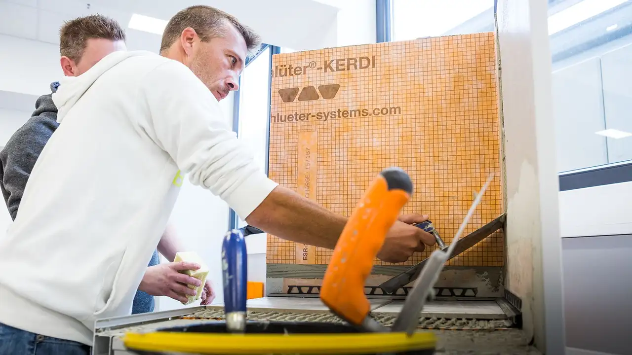 Schulungsteilnehmer probieren Gelerntes praktisch aus.