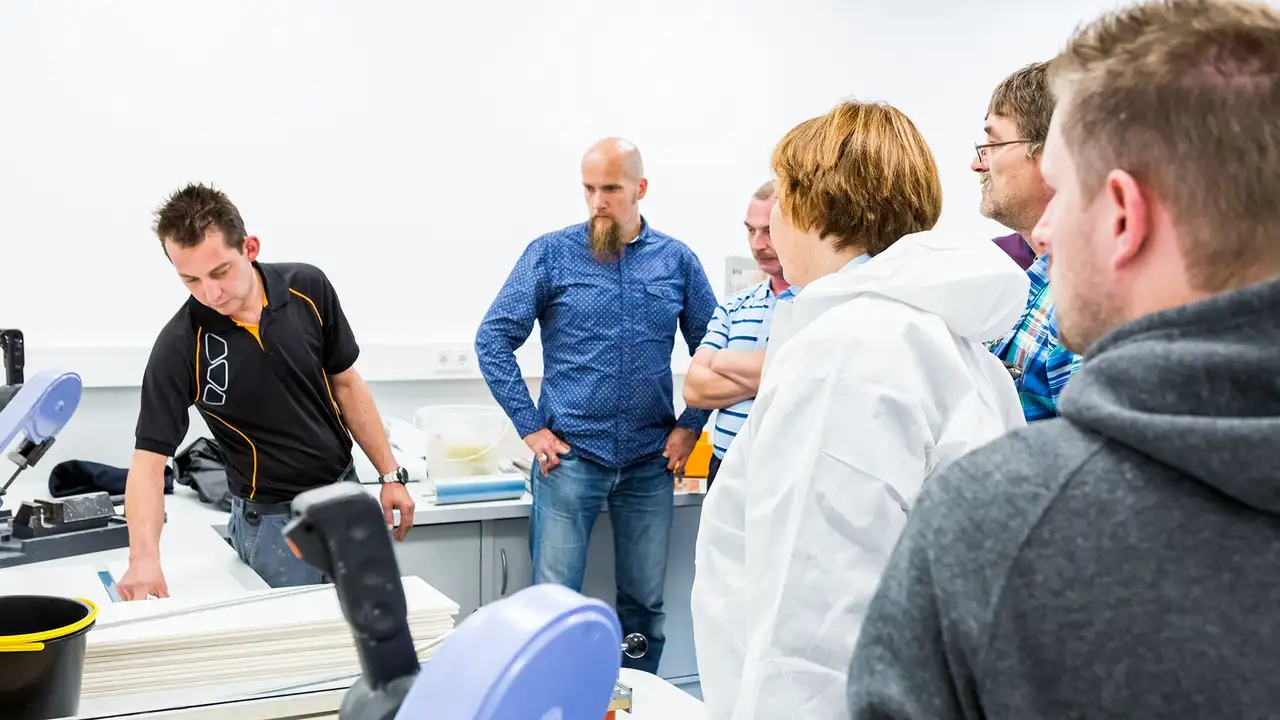 Einblick ins Praxisteil mit Schulungsteilnehmern.