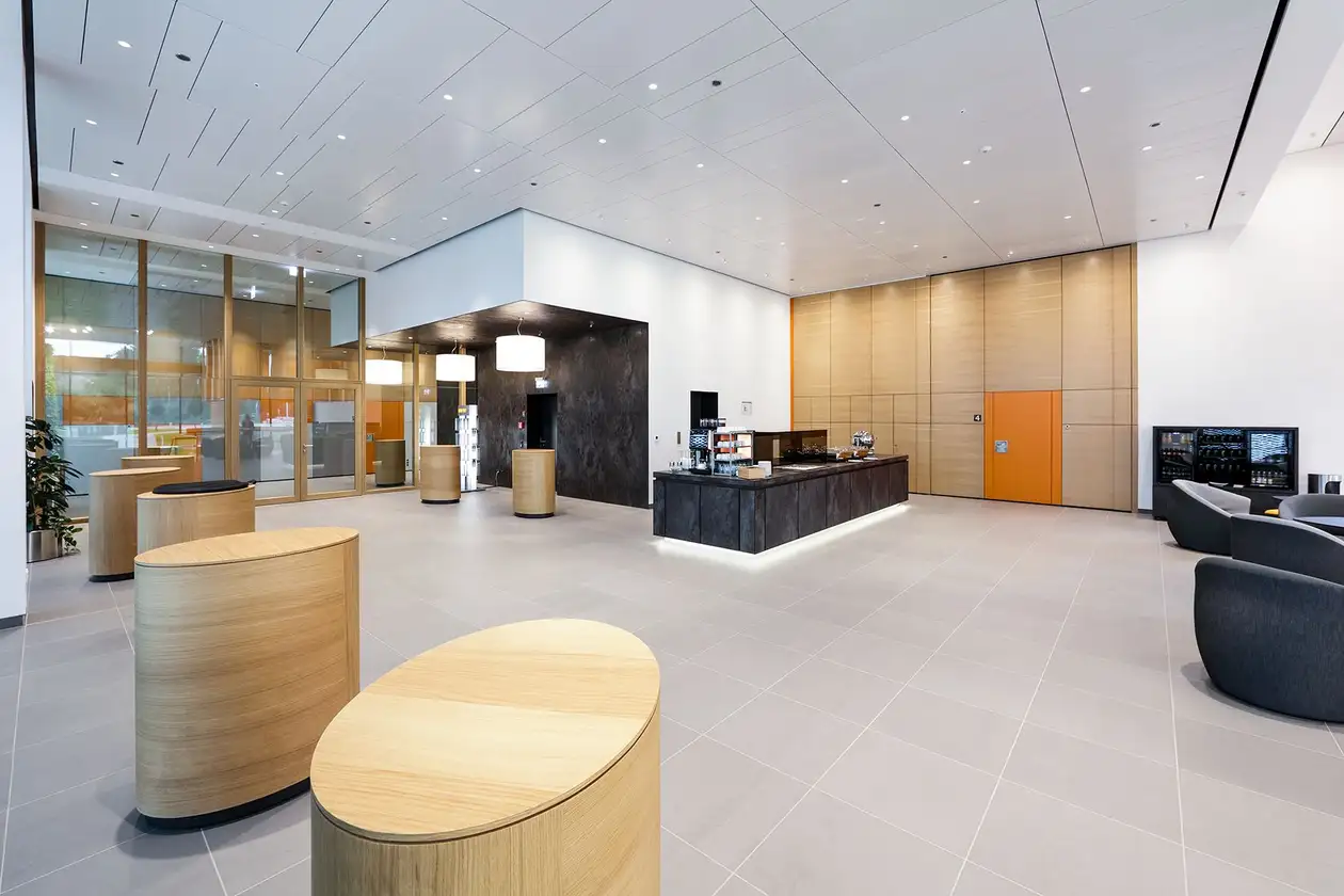 Weitläufiger Lobby-Bereich in Schlüter-WorkBox
