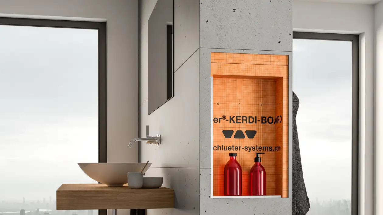 Fertige Wand in einem Badezimmer mit halbfertig installierter Nische aus Schlüter-KERDI-BOARD