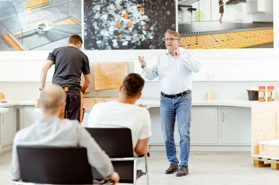 Schulung in dem Seminargebäude Schlüter-WorkBox mit Schlüter-SystemHandwerker.