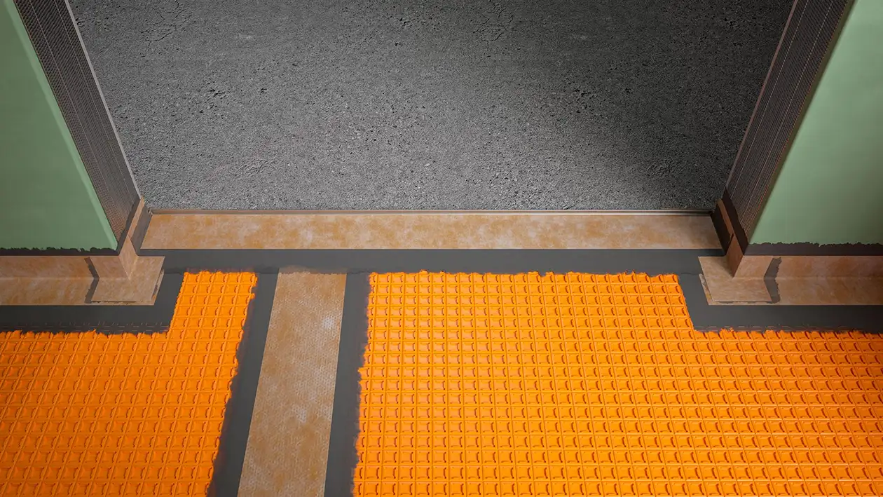 Türbereich im Rohbau mit verlegter DITRA-Entkopplungsmatte, KERDI-Dichtband und KERDI-CID-Türabdichtung