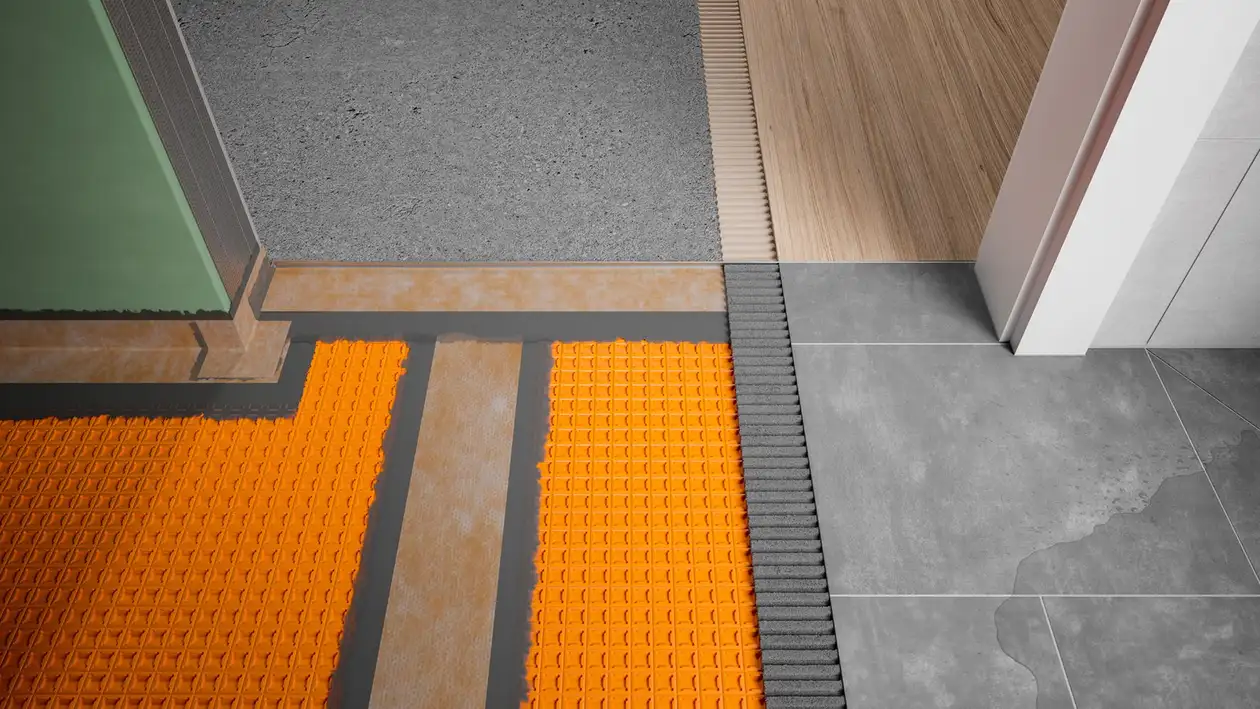 Nach außen öffnender, mit Schlüter-KERDI-CID abgedichteter Türdurchgang eines Badezimmers