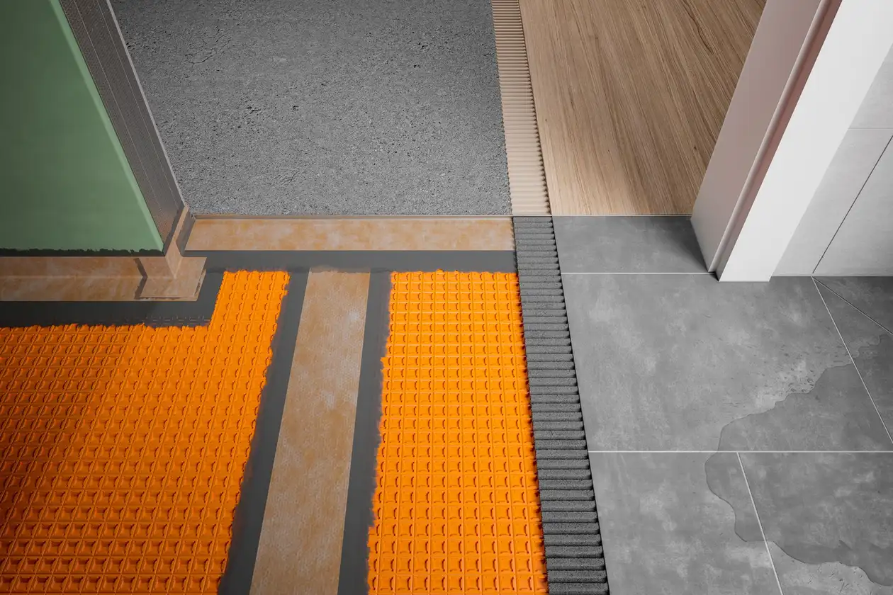 Die Abdichtung Schlüter-KERDI-CID und DITRA in einem Türdurchgang von einem Badezimmer mit boodengleicher Dusche