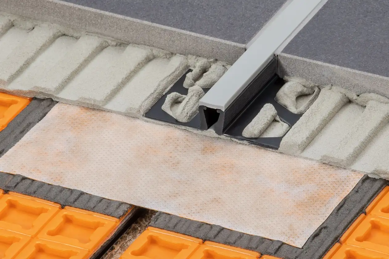 Installation eines DILEX-Bewegungsfugenprofils über einer Bautrennfuge mit der korrekten Abdichtung