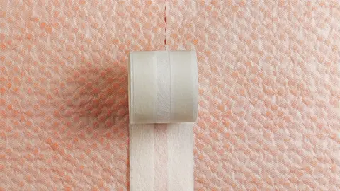 Zwei Bahnen einer Drainagematte, die am Stoß mit DITRA-DRAIN-STU Abdeckband überklebt sind