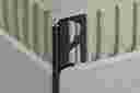 Detailansicht des Kantenschutzprofils Schlüter-FINEC in der TRENDLINE-Beschichtung MGS Graphitschwarz matt an einer grau gefliesten Wandaußenecke