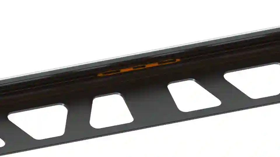 Produktdetailaufnahme eines Schlüter-JOLLY-V Steckverbinders eingesetzt zur nahtlosen Verbindung von zwei JOLLY-Kantenschutzprofilen in MGS Graphitschwarz matt