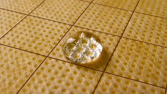 Nahaufnahme von einem Wassertropfen auf einer Schl&uuml;ter-KERDI Membran