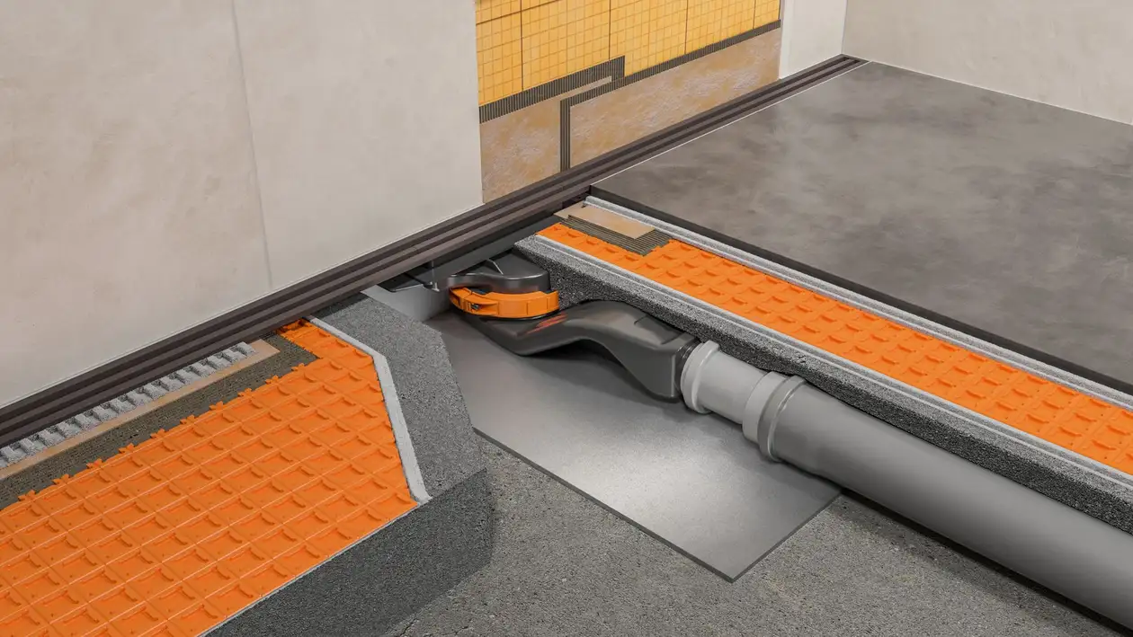 Querschnitt einer wandseitig installierten Entwässerungsrinne in einer Dusche mit Blick auf Abdichtungsebene, Ablaufgehäuse und Wasserrohr und 