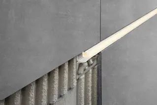 Schl&uuml;ter-LIPROTEC-LLPM teilverbaut im Fliesenbelag