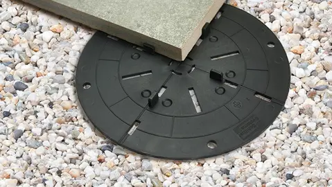 Schlüter-TROBA-LEVEL-LV 3 in einem Kiesbett unter einer Terrassenplatte