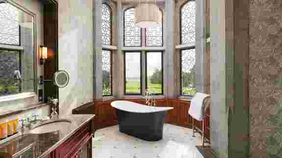Blick in ein renoviertes Badezimmer von Adare Manor, einem historischen Herrenhaus in Irland