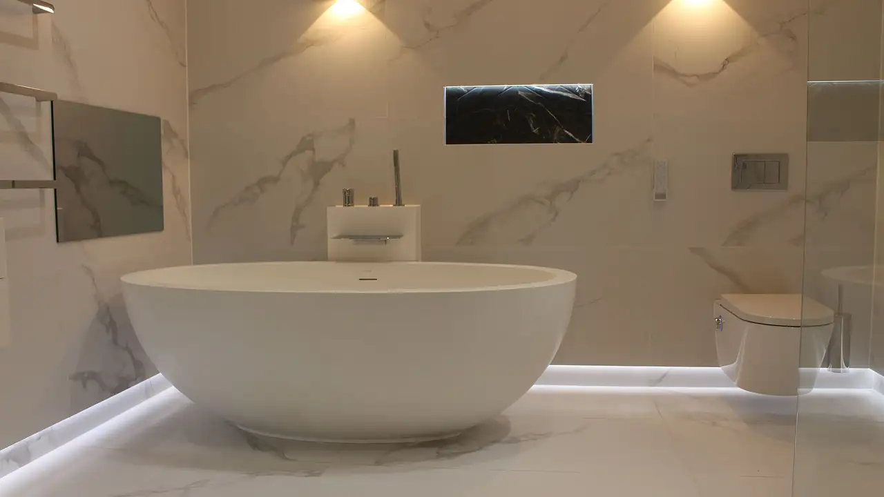 Bei der Renovierung dieses Badezimmers wurden verschiedene KERDI-Abdichtungsprodukte eingesetzt.