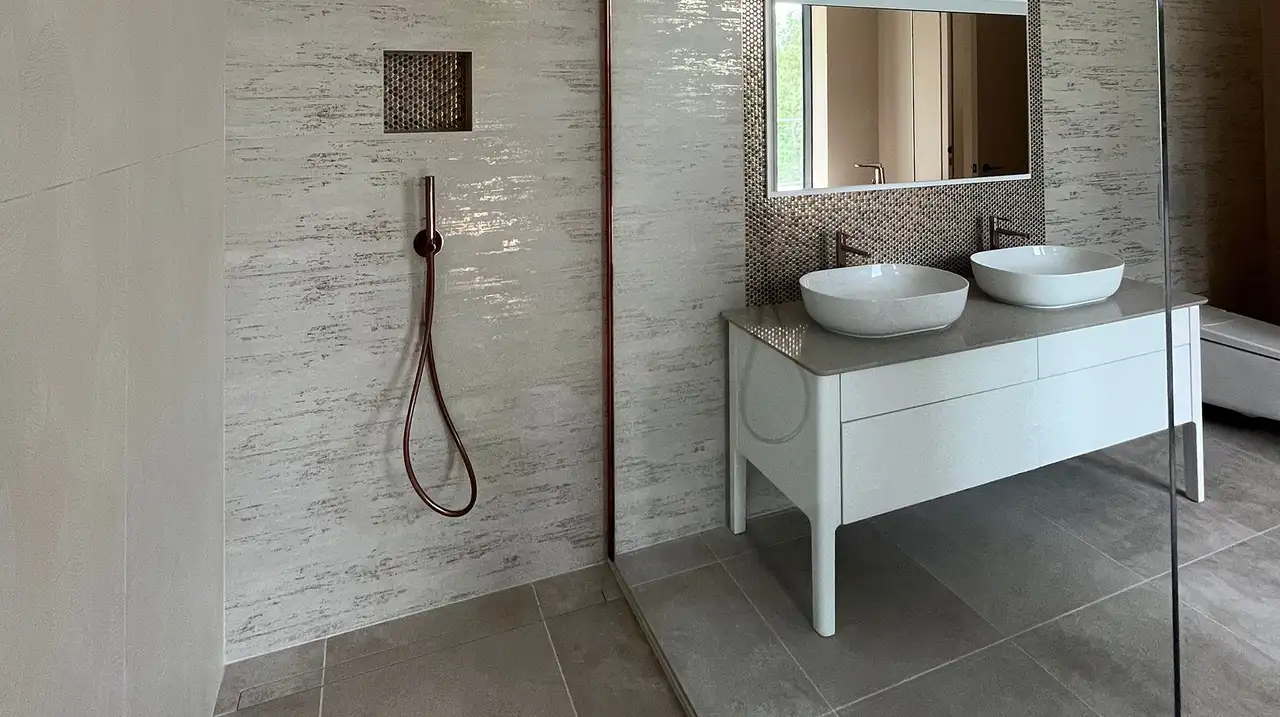 In sämtliche Badezimmer wurden KERDI-LINE-Entwässerungen eingebaut.