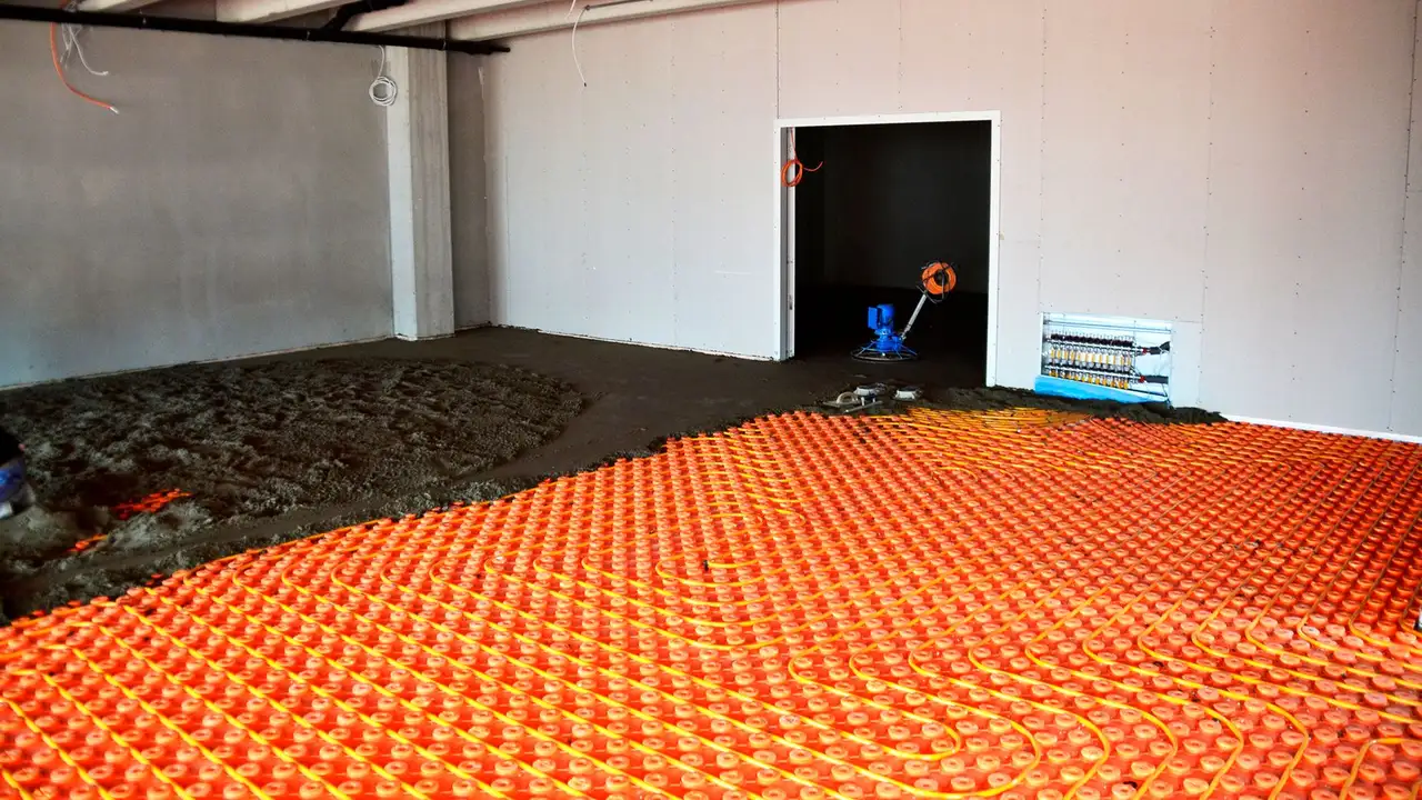 Auf den verlegten Noppenplatten ist teilweise bereits Estrich aufgebracht