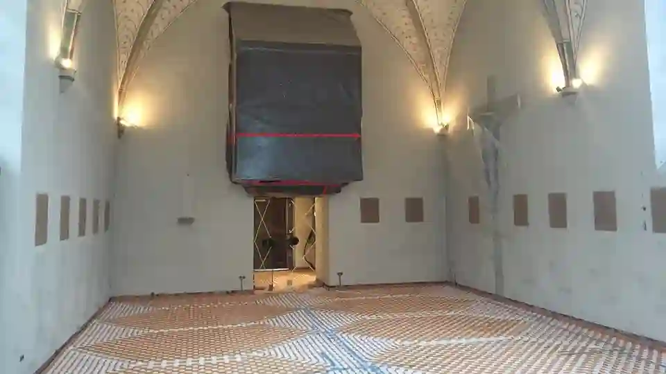 Mit BEKOTEC-Noppenplatten versehener Innenraum der Kapelle