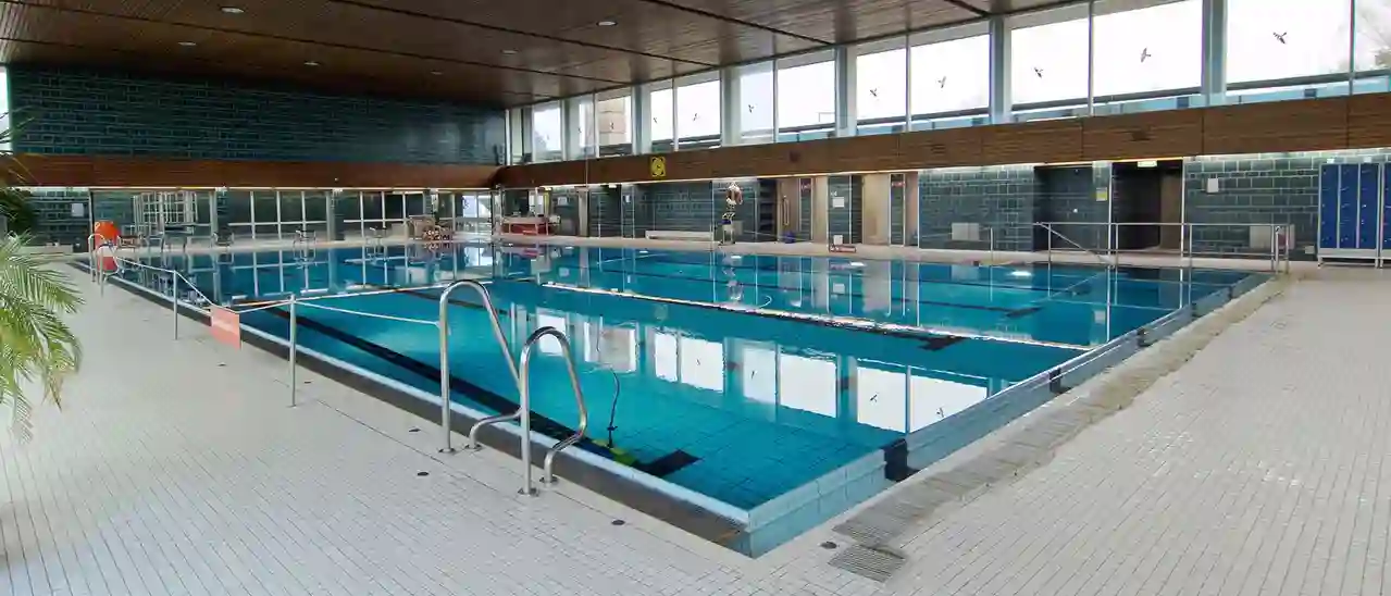 Innenansicht des Aachener Schwimmbads mit Blick auf das Schwimmbecken.  