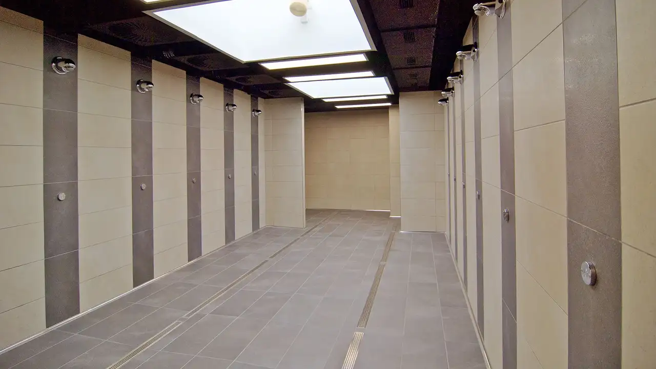 Ansicht der sanierten, mit der Linienentwässerung Schlüter-KERDI-LINE ausgestatteten Dusche 2