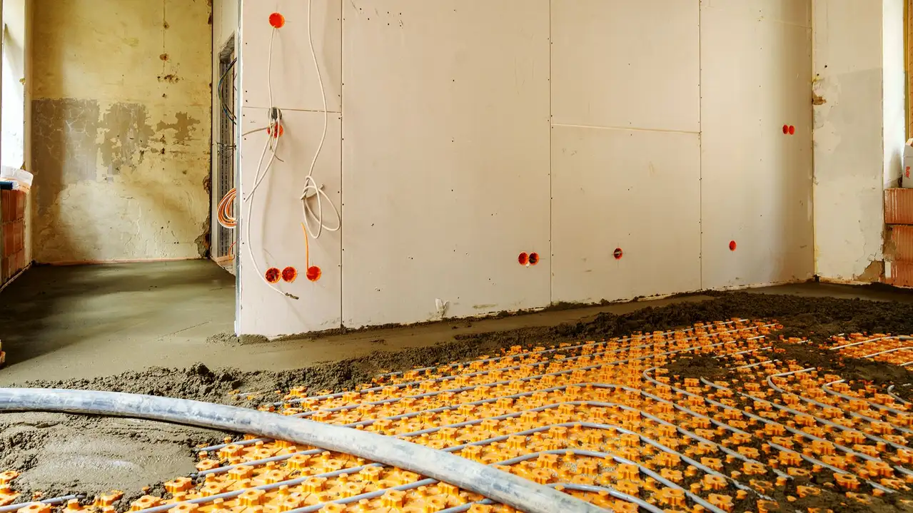 Über der Polystyrol-Estrichnoppenplatte Schlüter-BEKOTEC-EN wird Estrich eingebracht