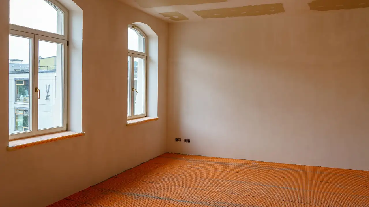 Die Polyethylenbahn Schlüter-DITRA 25 fertig verlegt in einer Wohnung