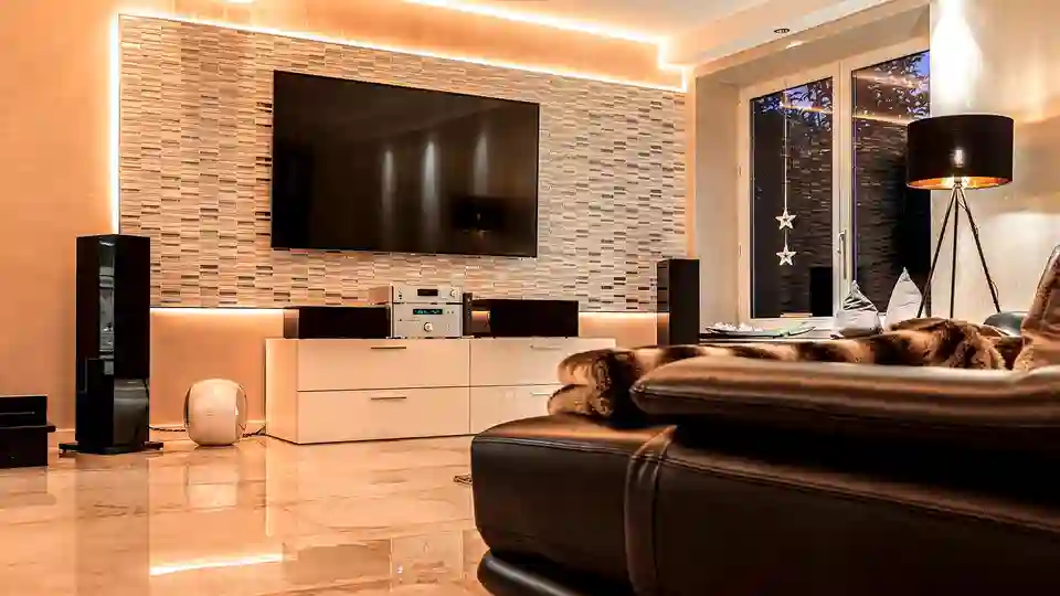 Ansicht des Multimedia-Bereichs im Wohnzimmer mit gedämpftem Licht
