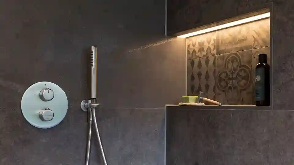 Foto einer beleuchteten Nische für Duschgel und Shampoo in der Dusche.