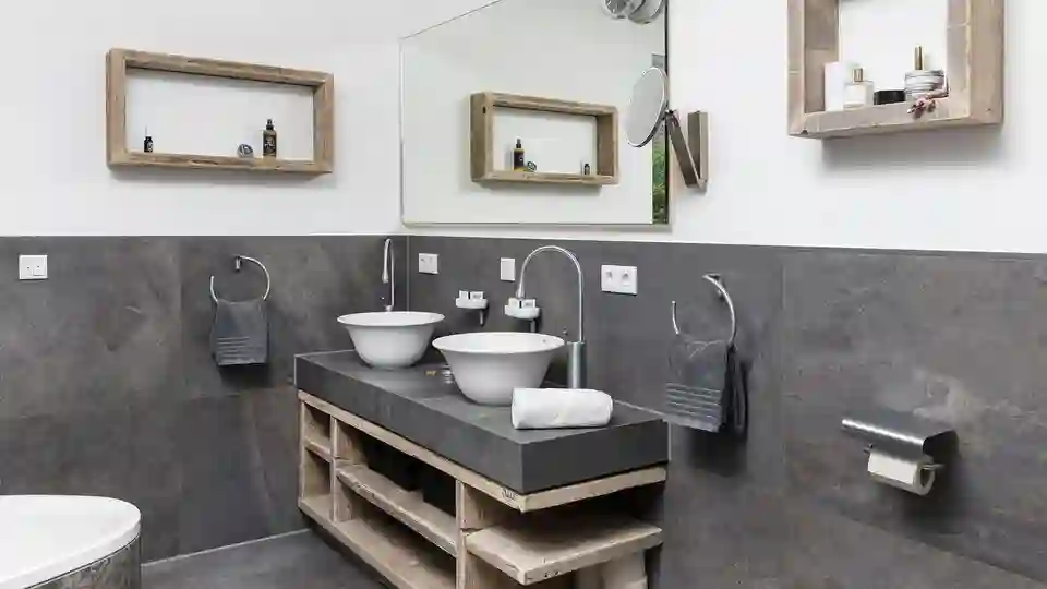 Foto eines Badezimmers mit großzügiger Waschtischanlage und darüber befindlichem Spiegel