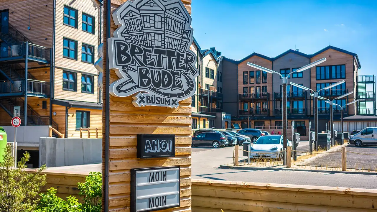 Einfahrt und Parkplatz des Hotels