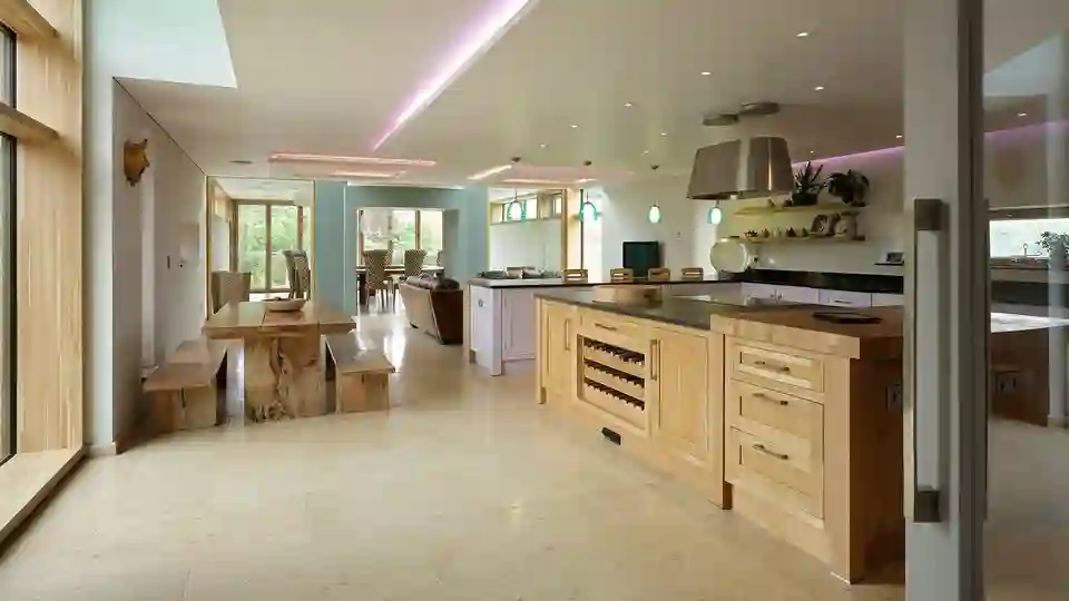 Aufnahme der modernen Küche des Luxus-Energiesparhauses "Moonstone Project" mit viel Holzoptik.