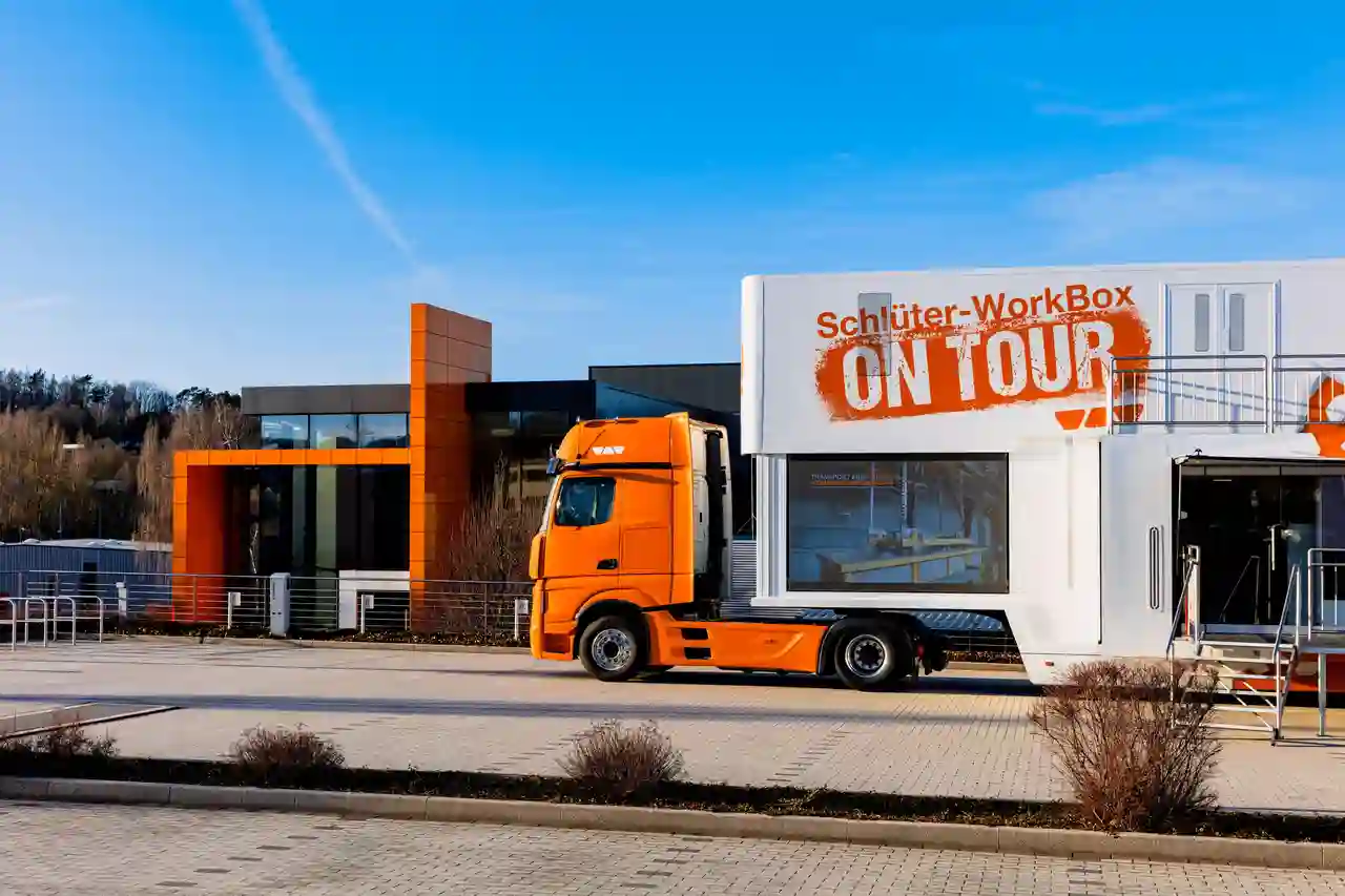Außenansicht des Schlüter-Systems WorkBox ON TOUR Trucks auf einem Parkplatz