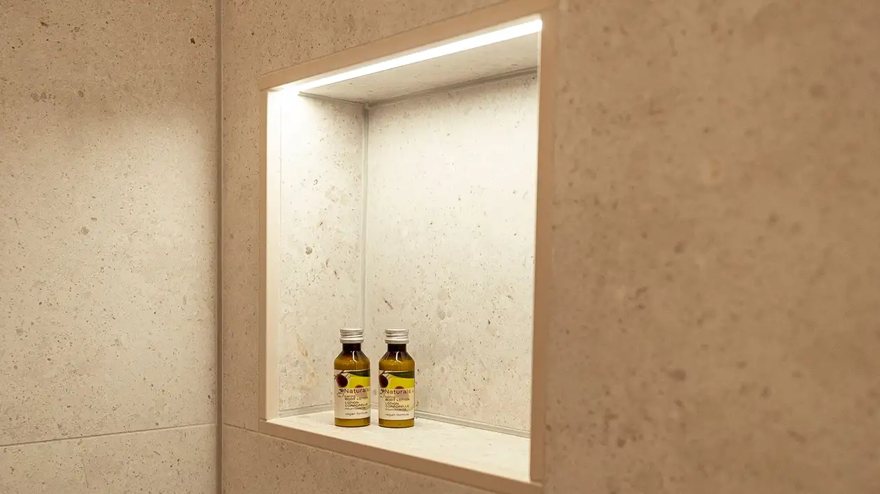 Beleuchtete Nische in einem gefliesten Duschbereich