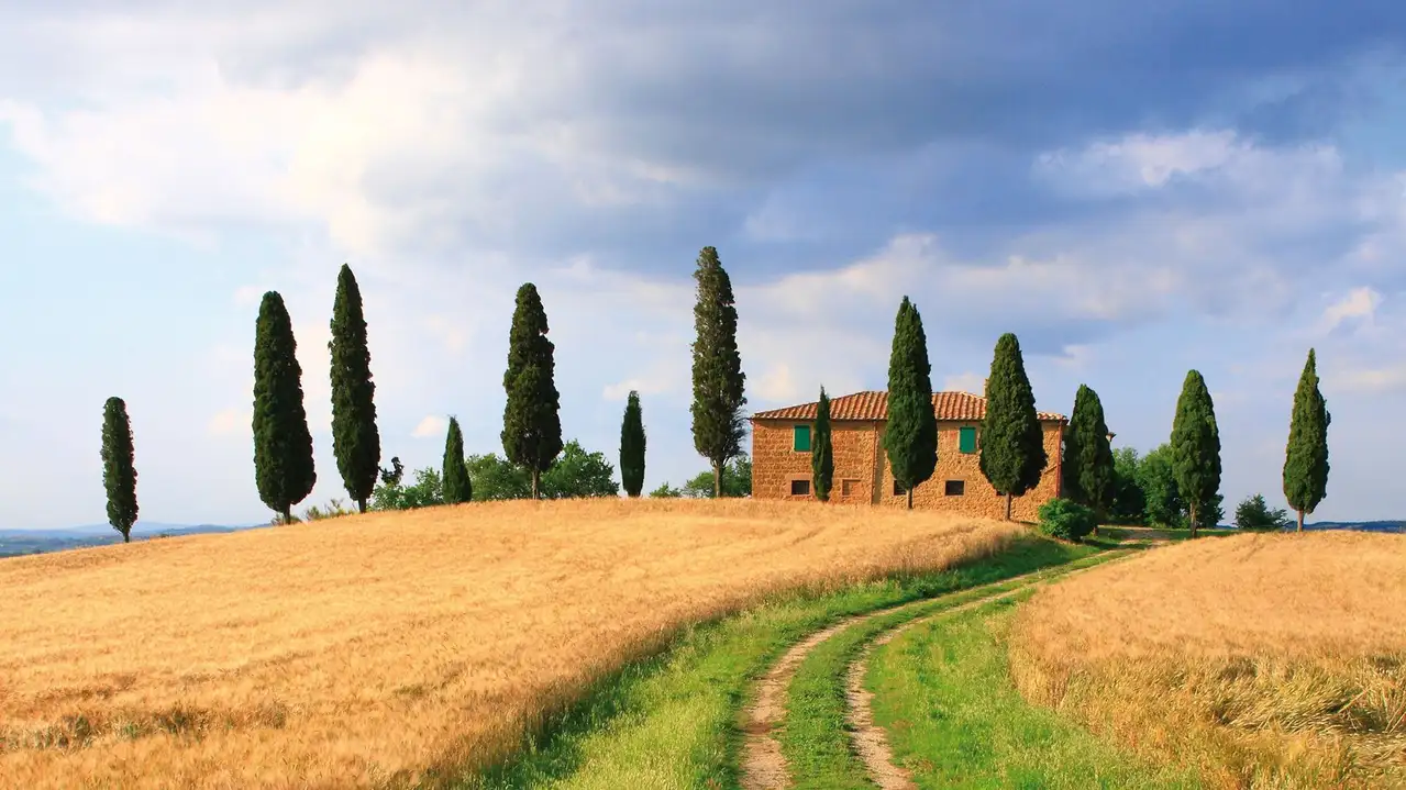 En casas de vacaciones, como aquí en la Toscana rodeada de cipreses, y en otros edificios de uso temporal, el suelo radiante es la solución óptima.
