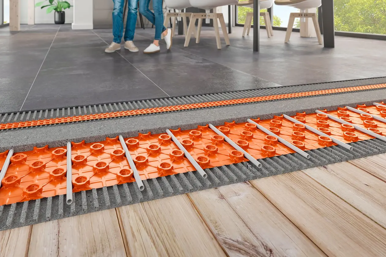 Sistema constructivo de calefacción de bajo espesor por suelo radiante BEKOTEC-THERM sobre instalado sobre un soporte de madera de una vivienda antigua