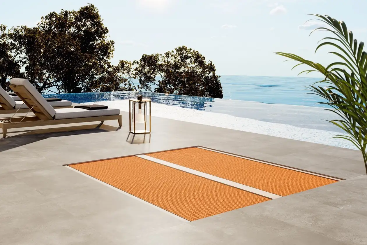 Ejemplo de aplicación de la làmina de desolidarización Schlüter-DITRA bajo azulejos de gran formato junto a una piscina exterior