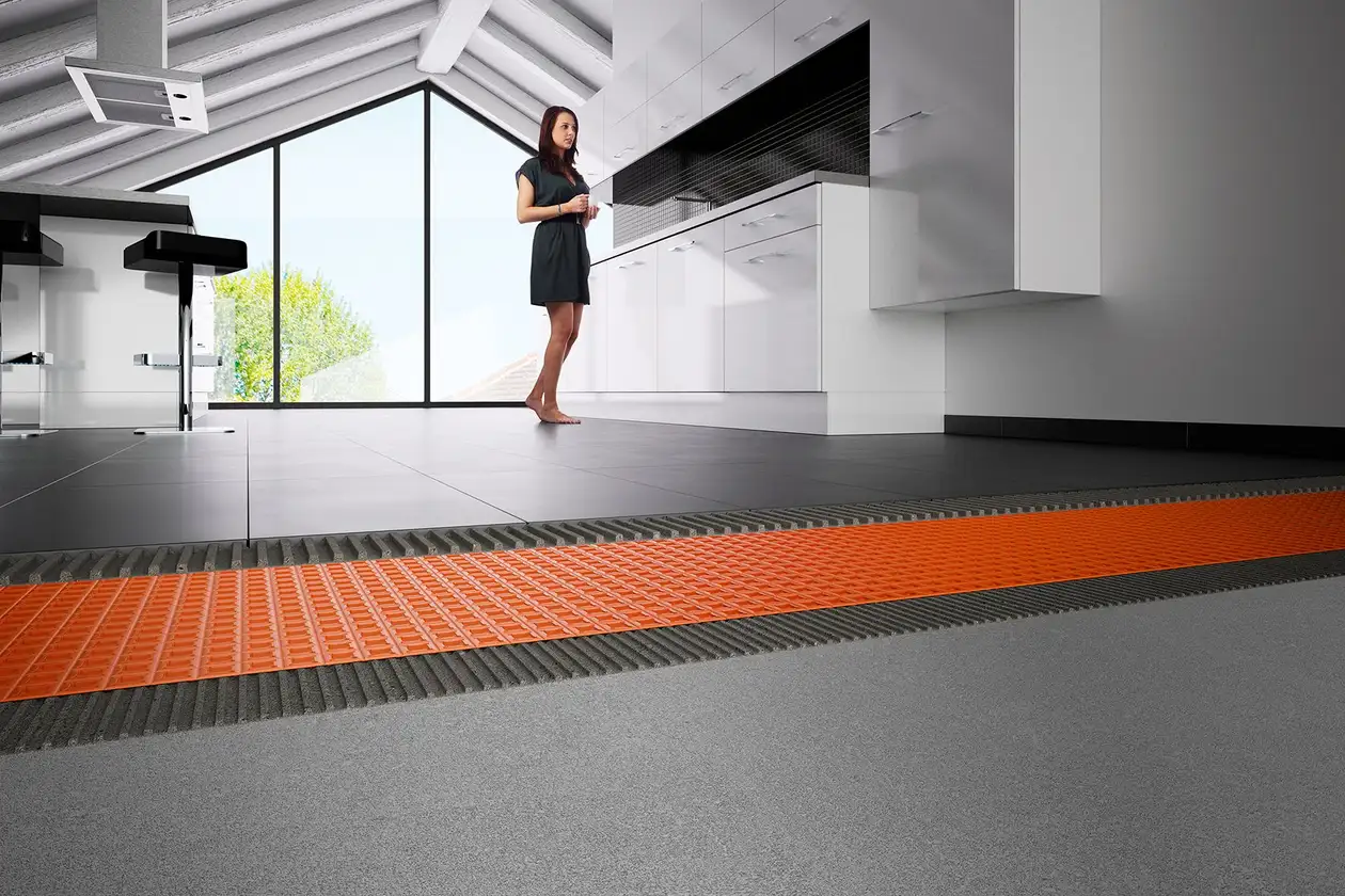 Sistema constructivo con la lámina de desolidarización Schlüter-DITRA instalada en una cocina.