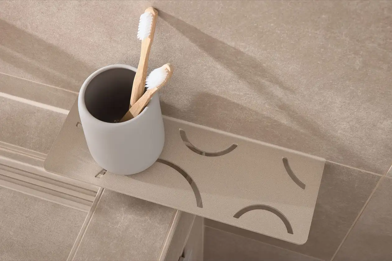Estantes Schlüter-SHELF en acabado TRENDLINE instalados en un cuarto de baño.
