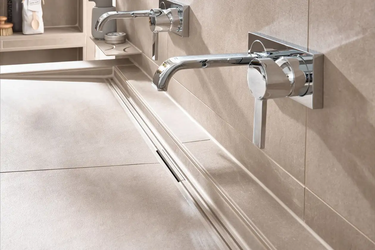 Lavabo alicatado en color marfil con desagüe lineal KERDI-LINE-VARIO texturizado a juego